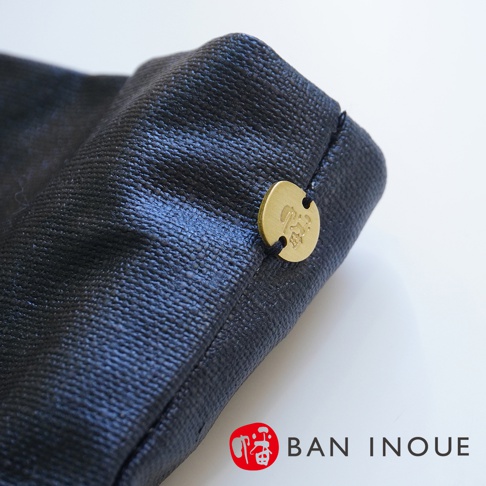 BAN INOUE 品牌標誌與釉面亞麻布紋理特寫