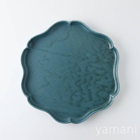 青色花型美濃燒主食盤，表面有細緻的紋理，邊緣為波浪狀設計。