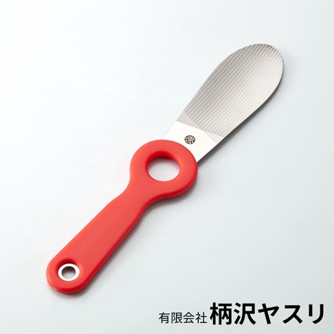 譽HOMARE 完美弧度磨腳器，紅色塑膠握柄，附有兩個圓孔，磨腳板為不鏽鋼材質，表面有細密的紋路。