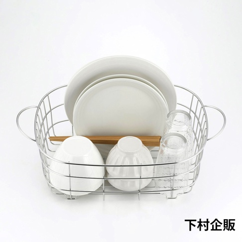 下村企販不鏽鋼洗菜洗碗收納瀝水組，內有餐盤、碗、杯子及筷架。