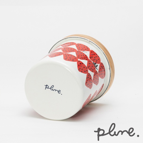 白色琺瑯儲物罐，飾有紅色草莓圖案，搭配木質密封蓋。罐身印有黑色「plume.」字樣。