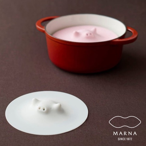 白色食品級矽膠鍋蓋，造型為可愛的豬鼻，可耐熱、防溢，適用於微波爐。