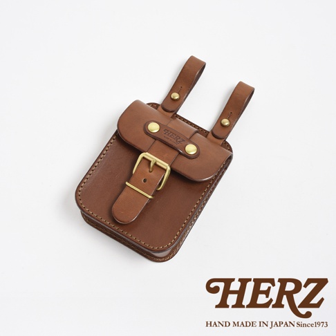 職人手作皮革經典腰袋，採用棕色皮革製成，設有銅釦及皮帶扣，可固定於腰帶或包袋上。