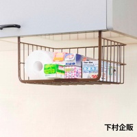 一個棕色金屬網格廚櫃收納掛籃，懸掛在廚櫃下方，籃內裝有保鮮膜、保鮮袋、廚房紙巾捲等各式廚房用品。