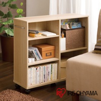 淺木色開放式收納推車，寬60公分，配有三層隔板，左側有金屬把手，右側上方有一個編織收納籃，下方有兩個隔間，底部裝有四個黑色輪子。