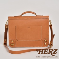 職人手作極簡風三用商務公事包，採用棕褐色皮革製作，帶有經典的縫線細節，正面設有翻蓋式口袋，配有手提把和可拆卸肩帶，風格簡約實用。