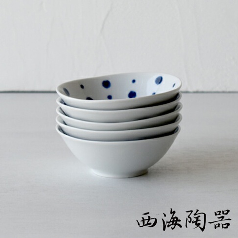 堆疊的五個波佐見燒小菜碟，由白色陶瓷製成，其中最上方的碟子內部飾有藍色玉紋點點圖案。