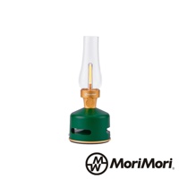 一盞綠色底座、金色頸部、透明玻璃燈罩的LED煤油燈造型藍牙音響，燈罩內有黃色LED燈條。