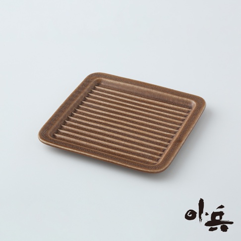 美濃燒油切方盤，淺棕色，方形陶瓷材質，表面設有平行凹槽，用於瀝油。