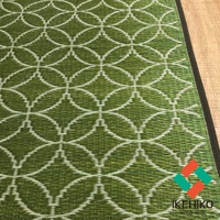 綠色榻榻米廚房地墊，織有白色重複圓形與直線交織的圖案，材質紋理清晰，邊緣有深色滾邊。