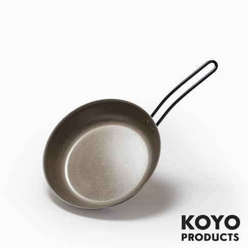 KOYO PRODUCTS 品牌的一款輕量壓紋鐵製平底鍋，呈現 23 公分淺型鍋身與黑色金屬長握柄，鍋內具有細緻壓紋，以簡潔的產品攝影視角置於純白背景中。