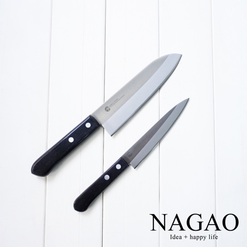 兩把燕三條 VG-10 不鏽鋼水果刀，一把刀刃約 13.5 公分，另一把較小。兩把刀均配有黑色手柄，手柄上固定有銀色鉚釘。刀具置於白色木紋背景上。