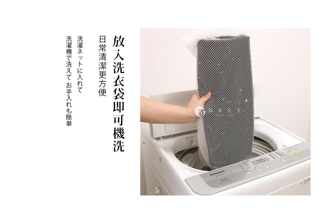 一個人將裝在網狀洗衣袋中的黑色墊子放入洗衣機內，圖片左側配有日文說明文字，強調放入洗衣袋後即可使用洗衣機清洗，維護與清潔非常簡便。