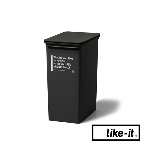 黑色掀蓋式高版垃圾桶，容量25公升，側面印有白色文字「Would you like to review what your life should be...?」及網址，垃圾桶材質為塑膠。