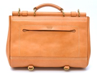 淺棕色皮革製成的兩用側背包，帶有手工縫線、一個外部拉鍊口袋和頂部提把，兩側有金屬環。