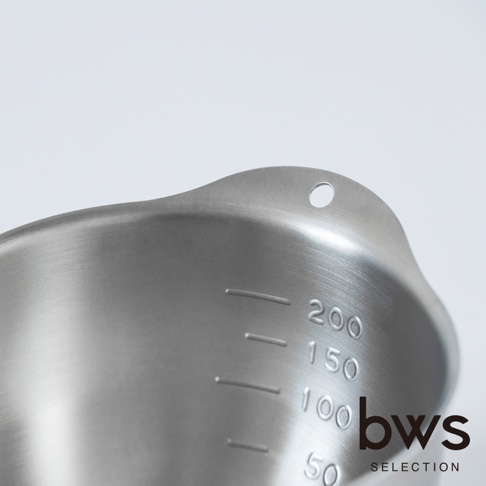 這是一個不鏽鋼製的 bws SELECTION 料理備料盆，特寫鏡頭展示了盆內壁刻有的 50 到 200 毫升容量刻度線，盆緣設計有一個方便吊掛的小圓孔。