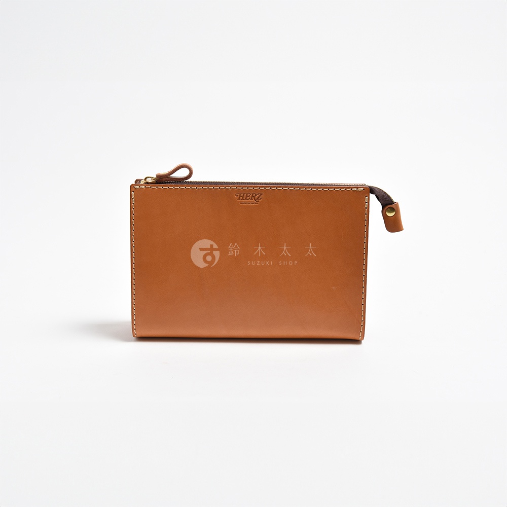 職人手作皮革三角底拉鍊手拿包，經典棕色，皮革材質，配有金色拉鍊和皮革拉頭，包身正面有品牌壓印標誌。