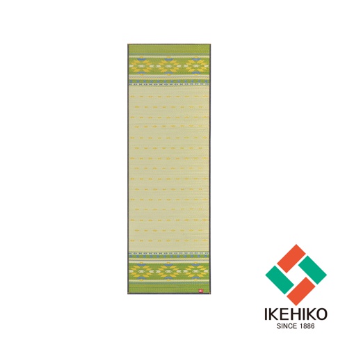 淺綠色藺草瑜珈墊，帶有民族風格的綠色、黃色和藍色幾何圖案裝飾，以及重複的小黃點圖案。