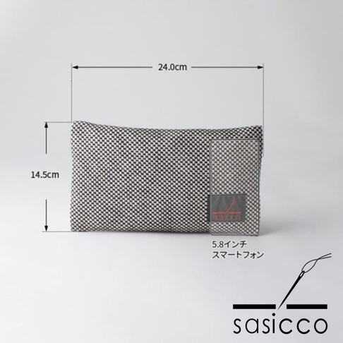 三河木綿刺子織文件收納包，黑白格紋，尺寸約24x14.5公分，附有品牌標籤，旁邊置放一支5.8吋智慧型手機作為比例參考。