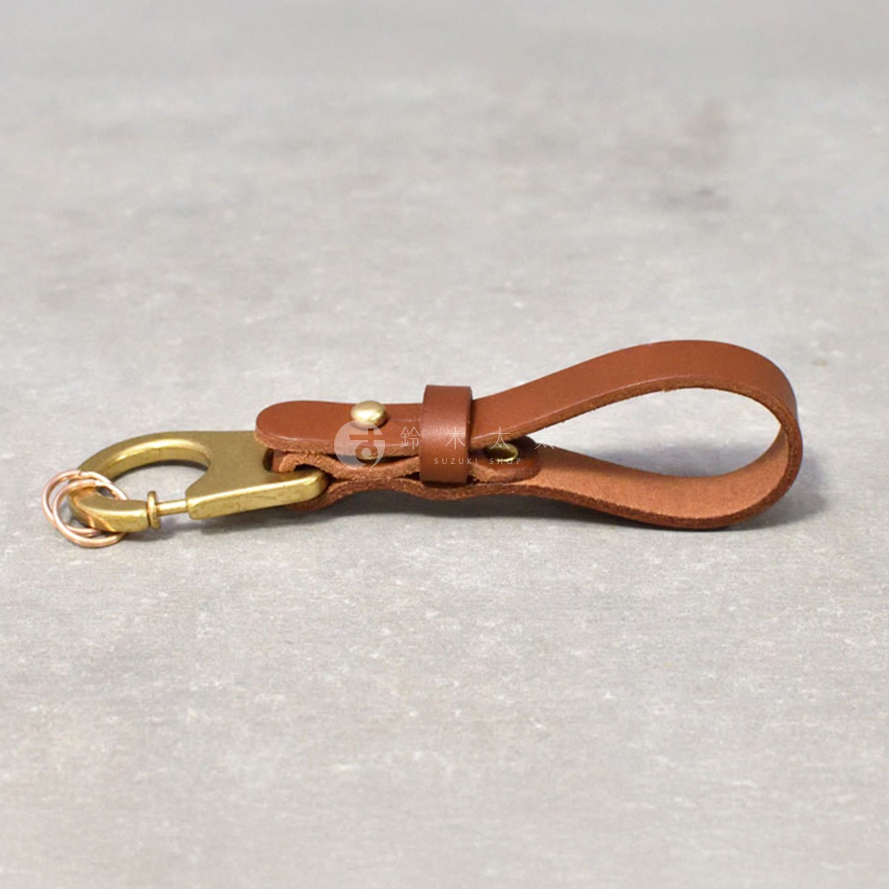 職人手作皮革Organ鑰匙圈，採用棕色皮革與黃銅鉤環，設計簡約實用。
