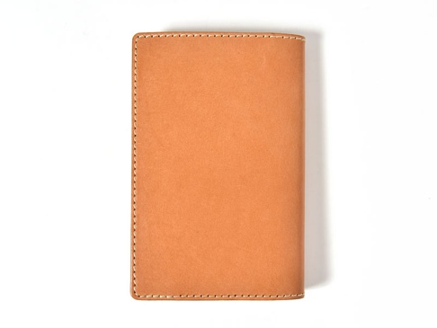 職人手作皮革多用途收納長夾 (KB-5)，展示為閉合狀態，外觀為淺棕色光滑皮革，邊緣縫有米白色車線。