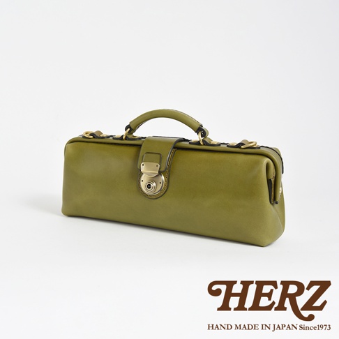 HERZ 職人手作綠色皮革橫長形杜勒斯單肩包，附有金色旋轉鎖扣。