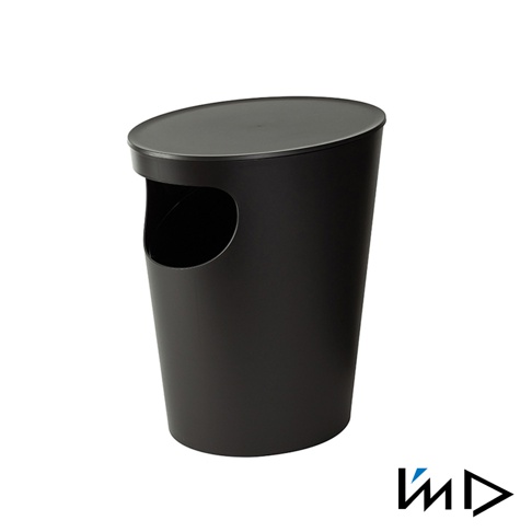 黑色圓柱形儲物垃圾桶，配有傾斜的頂蓋和側面的開口投遞孔，材質為塑膠。