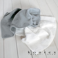 兩條今治水玉點點無撚紗質柔膚毛巾，一條灰色，一條白色，皆帶有織紋點點圖案。