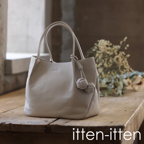 itten-itten 義大利皮革點結吊飾中型托特包，淺灰色，側邊飾有繩結吊飾