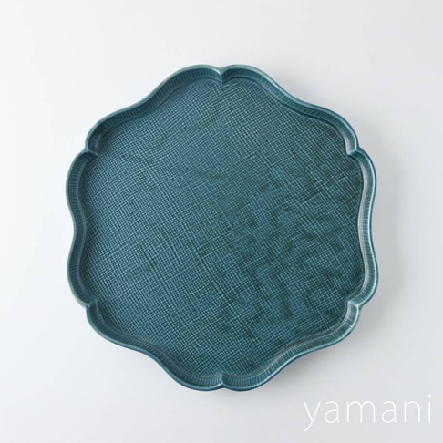 青色花型美濃燒主食盤，表面有細緻的紋理，邊緣為波浪狀設計。