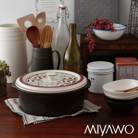 深色陶土湯鍋，鍋蓋上飾有紅彩銀葉圖案，搭配白色陶瓷鍋蓋頭，整體呈現溫潤質感。