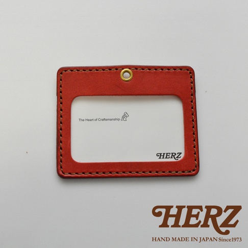 職人手作皮革橫式證件識別夾，紅色皮革，車縫線清晰，配有金屬掛孔，內含品牌標誌與日文說明。