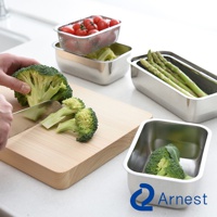 Arnest 不鏽鋼多功能濾網保鮮盒 3 件組，展示了正在切BROCCOLI的場景，其他保鮮盒中裝有番茄和蘆筍，呈現整潔的廚房備料氛圍。