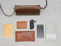 Sサイズ収納例:文庫本、パスケース(GS-7)、キーケース(GS-43)、長財布(GS-50)、スマートフォン、ハンカチ