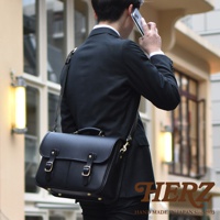 黑色皮革製成的手提/單肩兩用包，帶有兩個金屬扣環和可調節肩帶，適合商務或休閒場合。