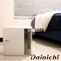 白色方形空氣清淨保濕機，機身側面有「Dainichi Plus」標誌，另一側有灰色與米白色條紋的「Hybrid HUMIDIFIER」顯示窗。