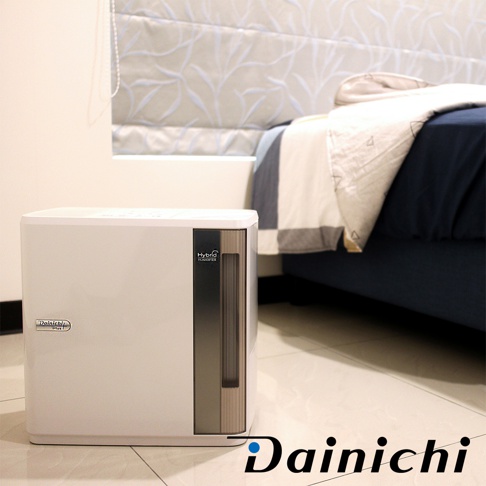 白色方形空氣清淨保濕機，機身側面有「Dainichi Plus」標誌，另一側有灰色與米白色條紋的「Hybrid HUMIDIFIER」顯示窗。