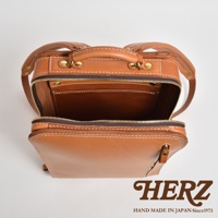 職人手作皮革商務電腦後背包 R-25，採用棕色皮革材質，頂部開口，內部結構清晰可見，配有拉鍊開合及簡約縫線裝飾。