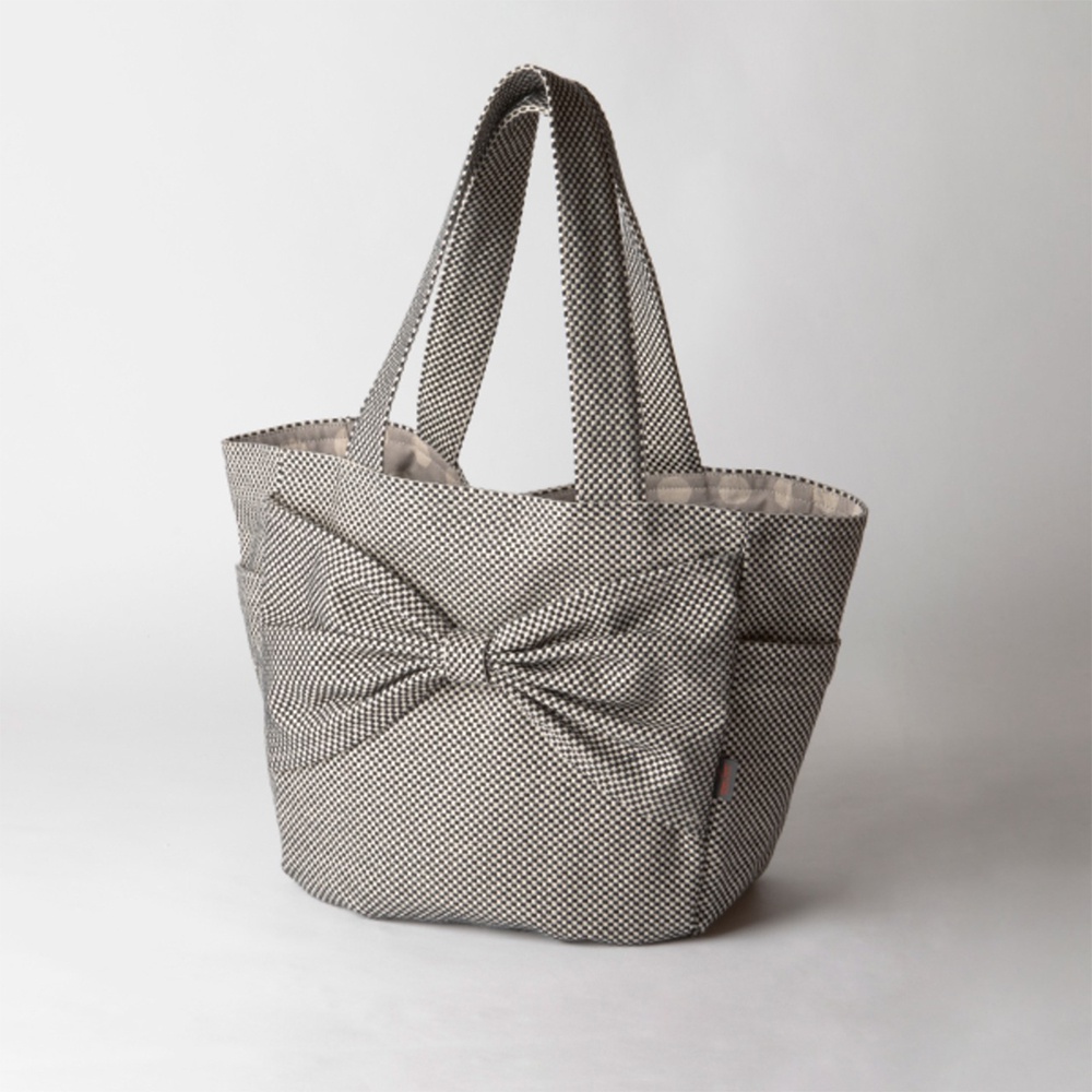 三河木綿刺子織托特包，黑色格紋布料，正面有一個大蝴蝶結裝飾，雙提把設計，內裡為灰色圓點布。