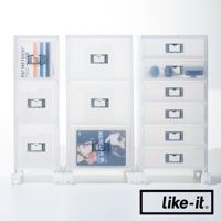 三個自由搭配可疊式A4文件收納盒，皆為半透明霧面塑膠材質，配有銀色金屬標籤框。其中一個收納盒內含CD，另一個收納盒內含DVD。