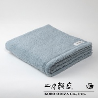 一張淡藍色的今治柔感浴巾，採用匹馬棉材質，整齊摺疊於白色背景前，浴巾表面可見細緻的織紋。