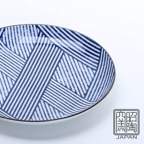 藍染縞格子七吋圓盤，盤面呈現交織的藍色細線條紋理，風格簡約，邊緣有細緻的棕色滾邊。