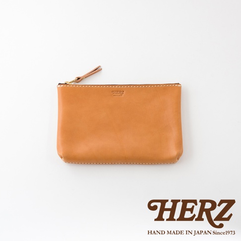 職人手作皮革長方形拉鍊收納包，淺棕色，皮革材質，配有同色系皮革拉頭和黃銅色拉鍊，縫線清晰，整體簡潔大方。