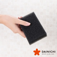 手持黑色長方形海綿，海綿材質為細緻的發泡結構，背景為淺色馬賽克磁磚。