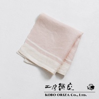 一塊粉色純亞麻斜紋萬用廚房拭巾，帶有白色與淺粉色條紋裝飾，質地柔軟。