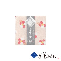 友禪染多用途白雪拭巾，粉色底布印有白色與粉紅色的花朵圖案，中間有灰色標籤，標籤上印有日文文字和幾何圖案。