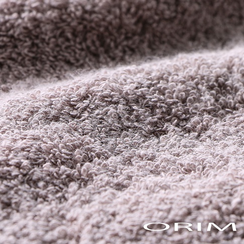 BULKY PRO今治沙龍毛巾，近距離特寫，展示細緻柔軟的毛圈織法，呈現沉穩的灰褐色調，材質觸感蓬鬆。