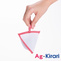 手持一個三角形的白色網狀洗衣袋，邊緣及提把皆以紅色格子布包邊。