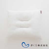 無敵軟枕，白色，柔軟材質，呈現方形，中央有兩道明顯的凹陷線條，左上角有一個淺褐色的小標籤。