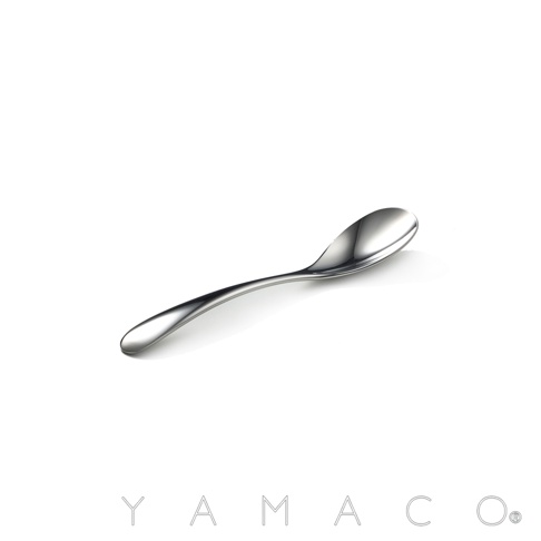點心匙，不鏽鋼材質，光滑表面，彎曲設計，YAMACO 商標。
